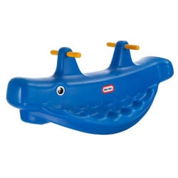 مقعد متأرجح بتصميم الحوت باللون الأزرق من ليتل تايكس