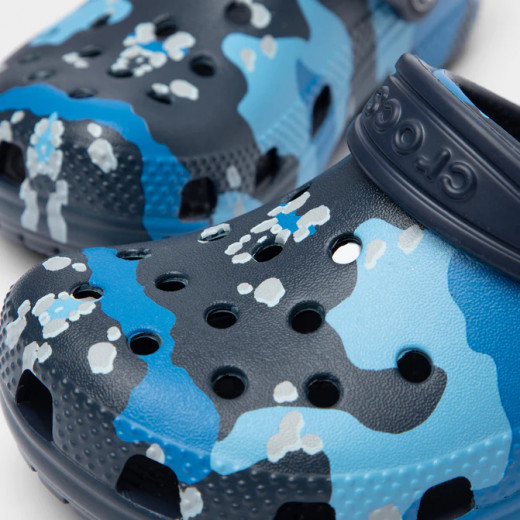 حذاء كلاسيك كامو للأولاد ، لون أزرق ، مقاس 32-33 من كروكس